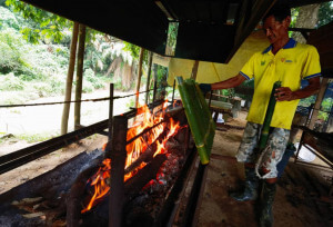 Nizar Ahmad menyusun lemang daun lerek untuk dibakar.