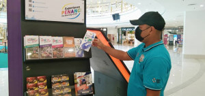 Edaran bahan penerbitan mengenai Vaksin Covid-19 disediakan di Kompleks membeli-belah