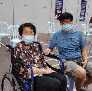 Low Kam Lai, 95, (kiri) antara warga emas yang menerima suntikan vaksin COVID-19 semalam.