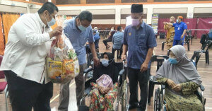 Pegawai Daerah menyampaikan kepada 10 orang penerima vaksin yang berusia 85 tahun dan ke atas sebagai tanda penghargaan.