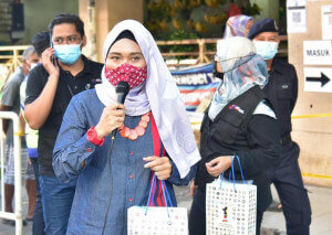 Lizza Imelia membuat hebahan kepada orang awam di sekitar Plaza Perbandaran.