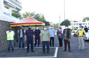 Pegawai Daerah dan Tanah Taiping, Mohamed Akmal Dahalan dan Ketua Polis Daerah Taiping, Asisten Komisioner Osman Mamat turut terlibat dalam Hebahan Bersepadu hari ini.