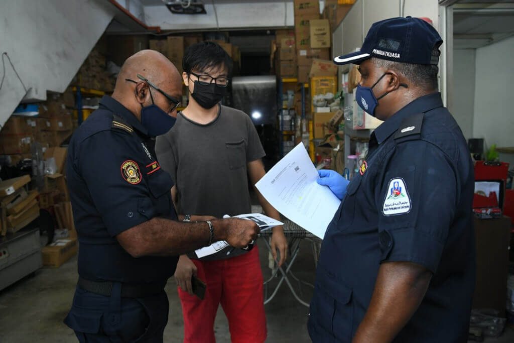 Penguatkuasa MPS sedang memeriksa lesen perniagaan dalam Operasi Bersepadu Pemantauan Perintah Kawalan Pergerakan (PKP) 3.0 di Kawasan Perindustrian Selayang Utama, hari ini.