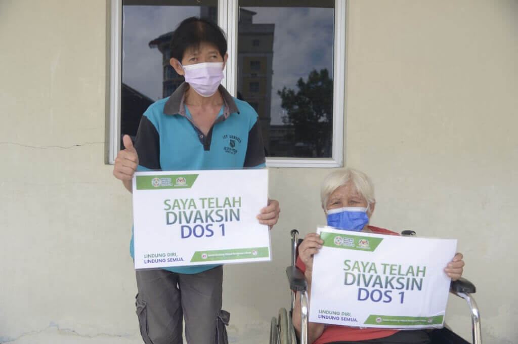 Warga Labuan yang gembira selepas selesai menerima vaksin COVID-19.