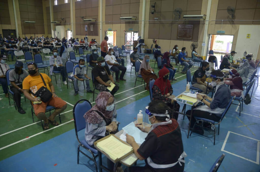 Antara penduduk kampung yang hadir seawal pukul 8.00 pagi.