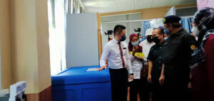 Dr. Melvin Chong memberi taklimat mengenai proses vaksinasi di PPV, Press Metal Bintulu Sdn. Bhd.
