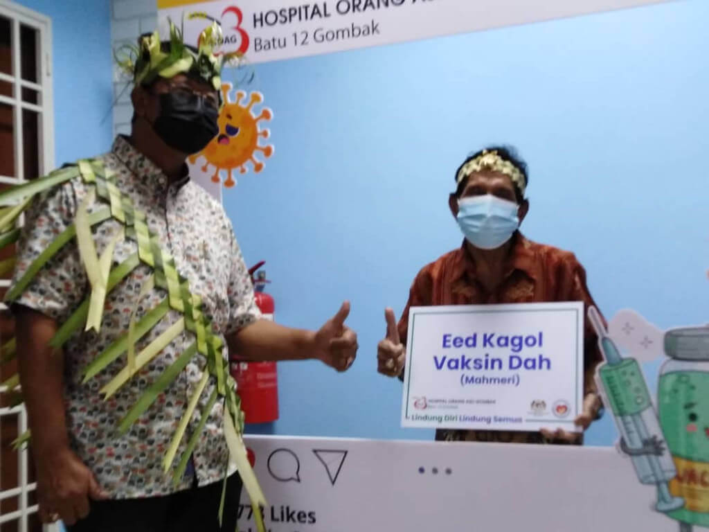 Abdul Rahman dan Nengkak bergambar bersama semasa meninjau proses vaksinasi masyarakat orang asli di Hospital Orang Asli Gombak hari ini.
