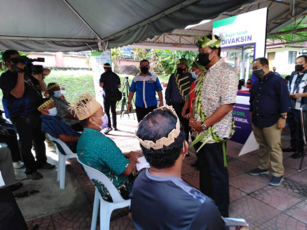 Abdul Rahman bertanya khabar dengan beberapa Tok Batin yang hadir untuk menerima vaksin di Hospital Orang Asli Gombak, hari ini.