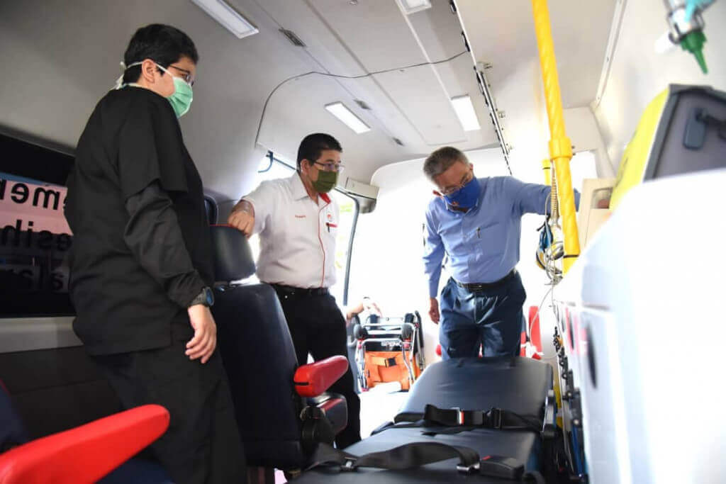 (Dari kiri) Dr Adham melihat kemudahan yang disediakan dalam ambulans 'Negative Pressure' yang akan memudahkan urusan akses pesakit COVID-19 ke pusat rawatan.