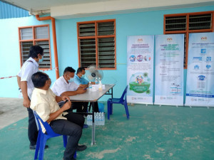 Aizuddin dan petugas kesihatan bersedia menerima kehadiran komuniti di kawasan Medamit, Limbang.