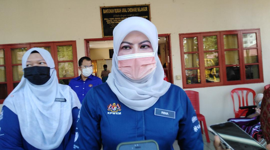 Datuk Seri Rina Mohd Harun ketika ditemui media selepas meninjau proses pemberian vaksin bergerak di Rumah Amal Cheshire Selangor, hari ini.