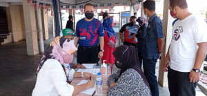Jamaludin melihat sesi pendaftaran yang dikendalikan oleh ahli SV di Flat Haji Manan. 