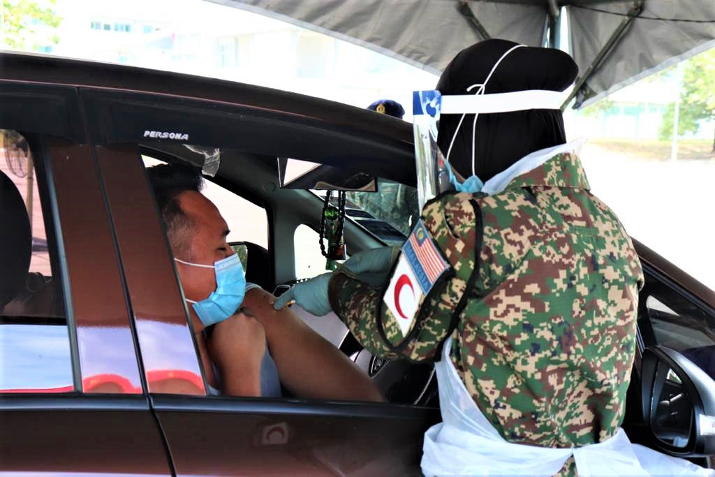 Antara petugas RSAT Kem Lok Kawi yang melaksanakan tugasan pada Program Vaksinasi Pandu Lalu Peringkat Divisyen Kelima Infantri Malaysia.