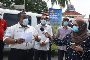 Pengarah Penerangan Pahang ketika ditemubual pemberita semasa Program IOW Dun Beserah. 