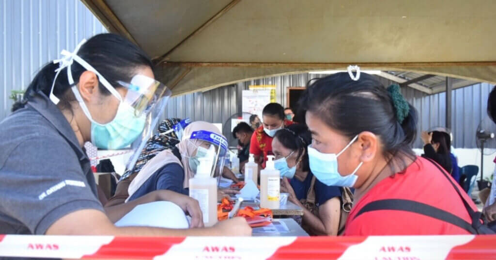 Suasana kaunter pendaftaran vaksinasi di perkarangan Dewan Sekolah Kebangsaan Miruru.