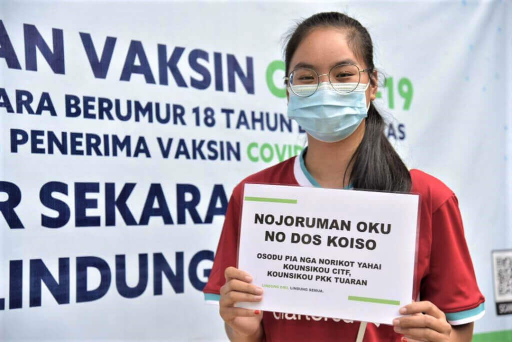 Regina Solumin gembira terpilih sebagai penerima dos pertama vaksin COVID-19 di Dewan Kg, Pahu.