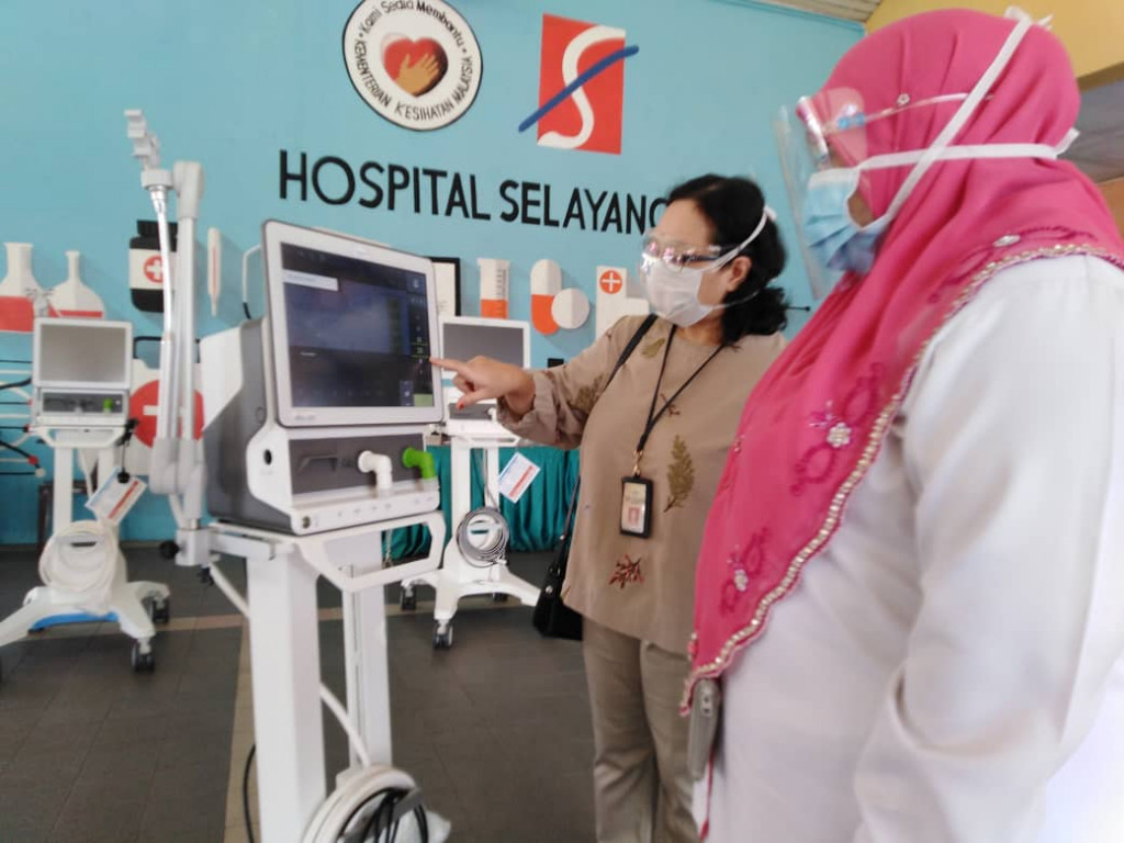 Timbalan Pengarah Hospital Selayang, Dr Tengku Intan Norleen melihat salah satu mesin ventilator yang disumbangkan Pertubuhan Komuniti ELITE untuk kegunaan Hospital Selayang.