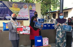 Norlina Awok (tengah) berterima kasih kepada kerajaan kerana membawa Program MOVAK ini ke kampungnya.