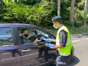 Buku Kecil Norma Baharu diedarkan kepada pengguna yang melalui SJR Anjung Indah.