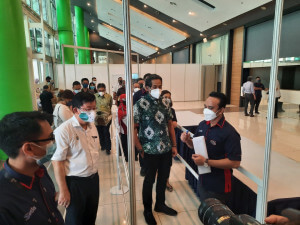 Penerangan SOP berkenaan pengambilan vaksinasi COVID-19 di PPV Arena Spice oleh Fairuzi Hakim bin Ahmad, Pengurus Sekuriti SPICE Arena.