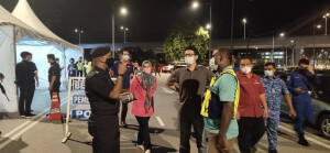 Ketua Polis Daerah Barat Daya, Superitenden A.A Anbalagan sedang memberikan taklimat berkenaan sekatan jalan raya dalam kawasan PKPD di SJR Jalan Sri Bayu.