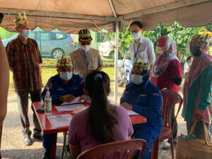 Datuk Seri Dr Ismail Abd Muttalib melawat ke Pusat Pendaftaran Nama Kempen Vaksinasi di perkampungan Batu 55. 