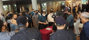 Datuk Seri Mohamed Azmin Ali mengimbas Kod MySejahtera sebelum memasuki dewan.
