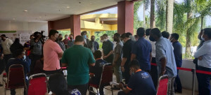Datuk Seri Mohamed Azmin Ali bertemu sambil bersembang dengan penerima vaksin.