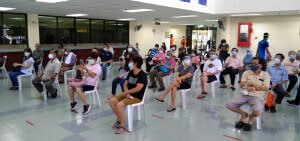 Penerima vaksin sedang menunggu giliran di PPV Balik Pulau.