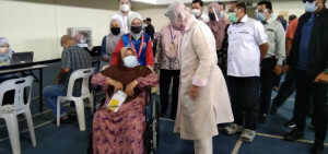 Zuraida melihat sendiri di bilik suntikan dan beramah mesra dengan seorang penerima vaksin warga emas.