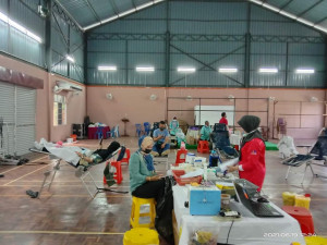 Petugas-petugas Unit Tabung Darah HSNZ sedang mengendalikan sesi derma darah di Dewan Badminton Pejabat Daerah Marang.