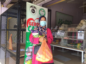 Wan Rosmawati Wan Musa menerima sumbangan bantuan keperluan harian dari Gerobok Cakna Kemasik.