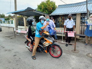 Penyerahan bantuan di hadapan sekolah Sekolah Kebangsaan Si Rusa.