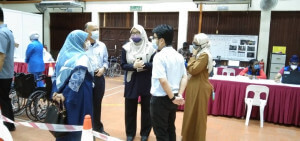 Nawal ketika membuat tinjauan di PPV dewan MPJL, Bahau.