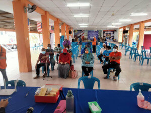 Penerima vaksin sedang menunggu giliran.
