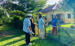 Penduduk setempat menerima baik kedatangan pegawai yang bertugas bagi pendaftaran vaksin COVID-19.