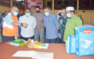 Pegawai Kebajikan Masyarakat Sik, Shamsul Izrin Isahak (kiri sekali) menerangkan pengoperasian PKOB kepada Menteri Besar.