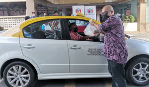 Nasaruddin menyampaikan sumbangan kepada pemandu teksi.