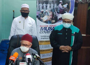 Dr. Zulkifli dalam sidang media selepas selesai Program Penyerahan Kotak Musaadah (Kotak Makanan) di Surau Al-Faizin, Taman Serai Permai di sini siang tadi.