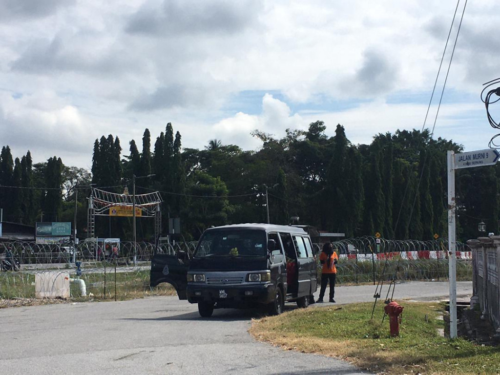 Van Polis Diraja Malaysia (PDRM) juga turut digunakan bagi membuat agihan di sekitar kawasan PKPD.