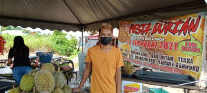 Mohd Izuan antara peniaga golongan belia yang menceburi bidang perniagaan durian.