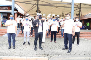 Datuk Onn Hafiz (tengah) bersama-sama dengan sukarelawan Southern Volunteers Daerah Kulai di RTC Kulai.