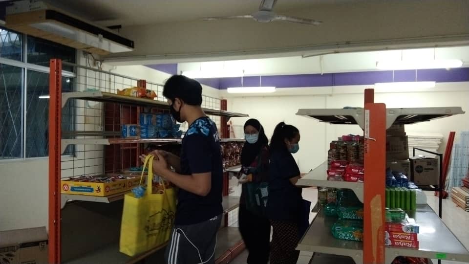 Para pelajar UMSKAL mendapatkan bekalan makanan dan keperluan diri di Bank Makanan yang disediakan oleh pihak kampus.