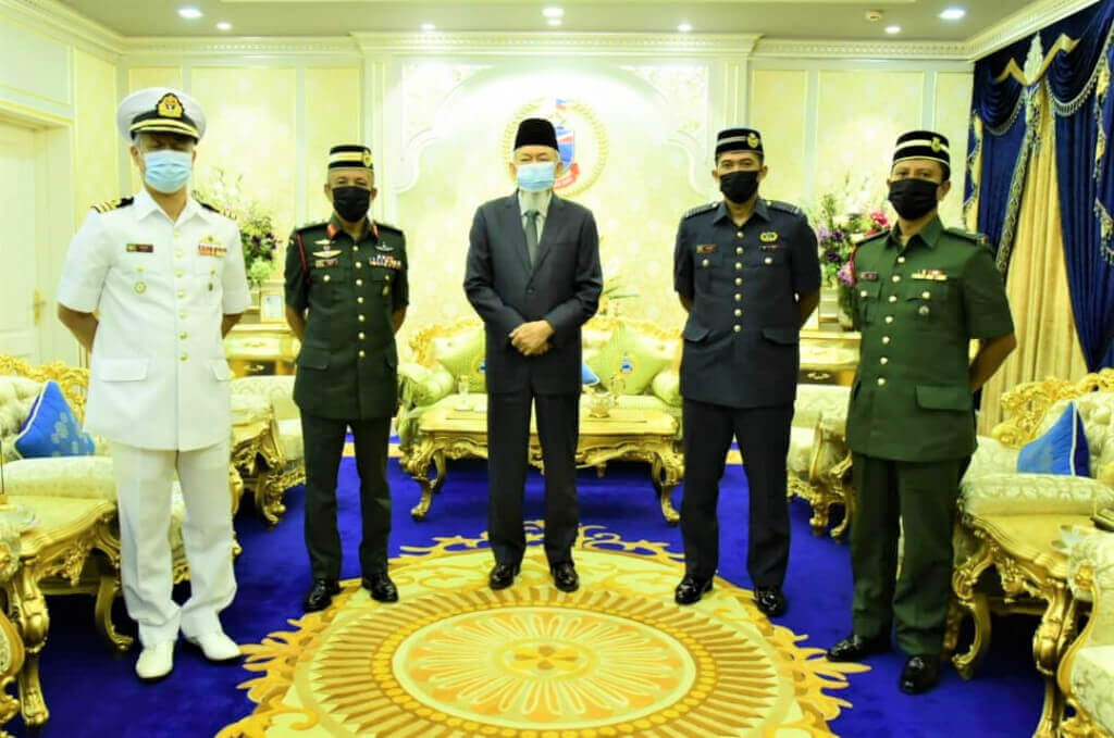 KENANGAN...Abdul Karim (dua dari kiri) dan rombongan merakam gambar kenangan bersama Tun Juhar (tengah).