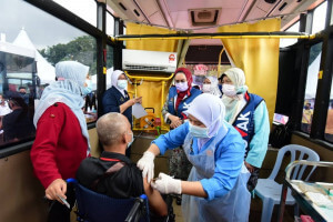 Datuk Zuraidah Kamaruddin dan Datuk Halimah Mohamed Sadique meninjau sesi suntikan vaksinasi di dalam unit PPV MOVAK.
