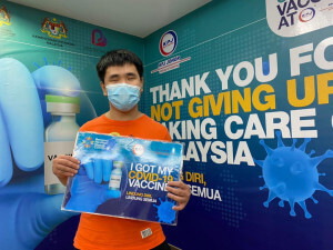 Thew Ming Soon yang mempunyai masalah penglihatan teruja menerima vaksin di PPV Hospital Pakar KPJ Johor.