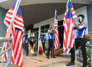 Warga JaPen bersemangat memasang bendera memeriahkan sambutan Bulan Kebangsaan.