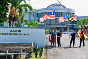Pemasangan bendera di pagar masuk utama JaPen Sarawak.