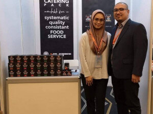 Saiful bersama isterinya, Carolyne yang turut sama membantu dalam perniagaan sambal dan produk berasaskan gula apong.