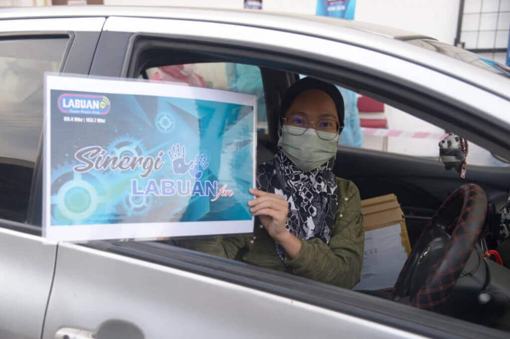 Salah seorang penerima bantuan kelihatan ceria.